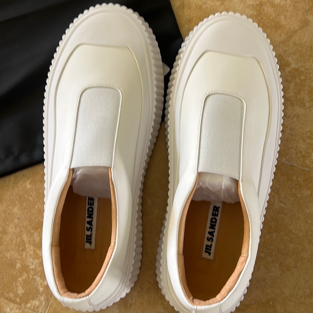 New sneaker never worn